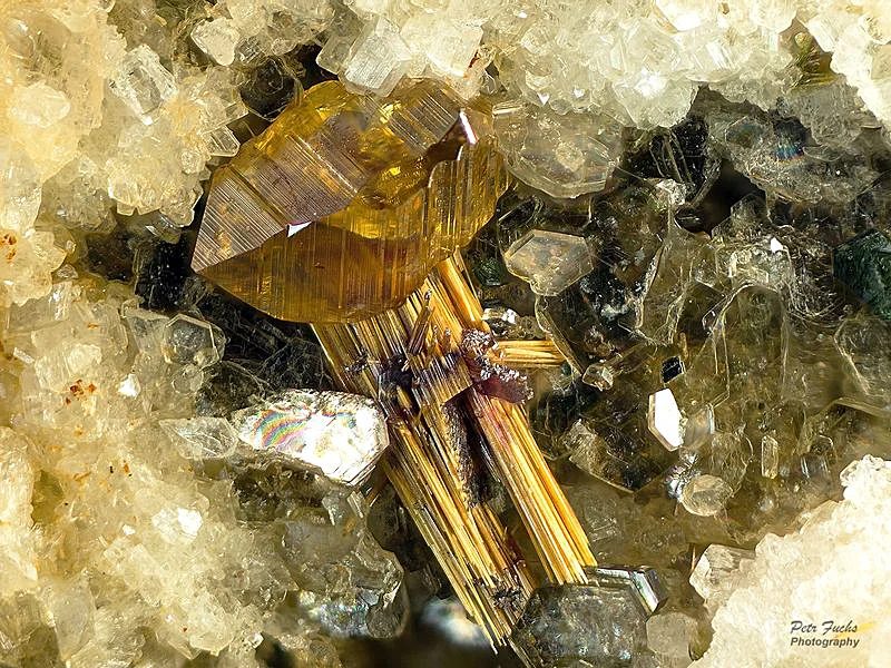 Fotografie minerálů Anatas, Rutil z lokality Gasteiner Tal, Austria
