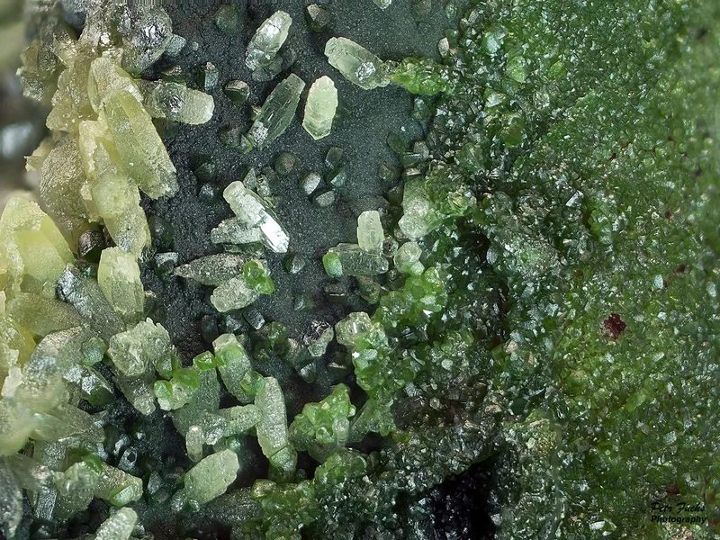 Fotografie minerálů Beudantit, Pyromorfit z lokality Moldava, Czech Republic
