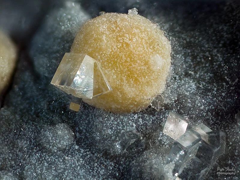 Fotografie minerálů Chabazit, Phillipsit z lokality Česká Kamenice, Czech Republic