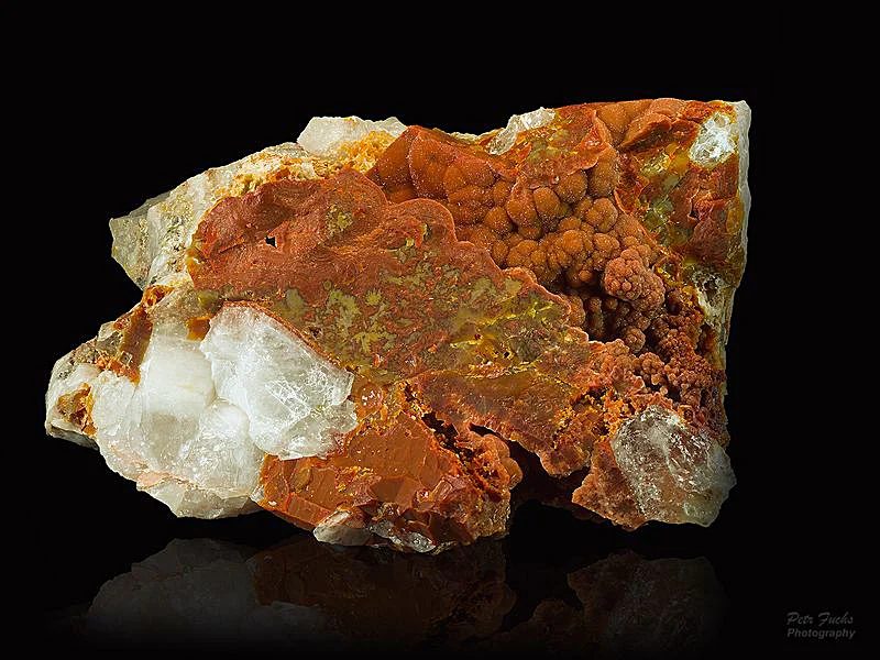 Fotografie minerálu Křemen (var. karneol) z lokality Cínovec, Czech Republic