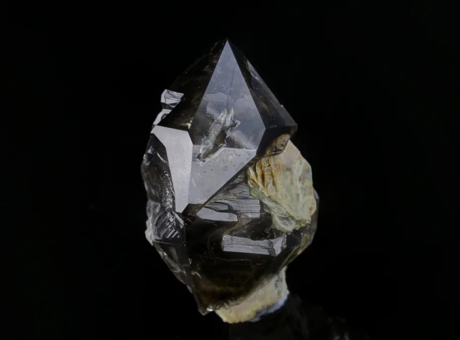 Fotografie minerálu Křemen (var. záhněda) z lokality Dolní Bory, Czech Republic