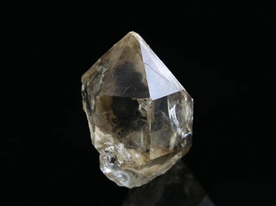 Fotografie minerálu Křemen (var. záhněda) z lokality Dolní Bory, Czech Republic