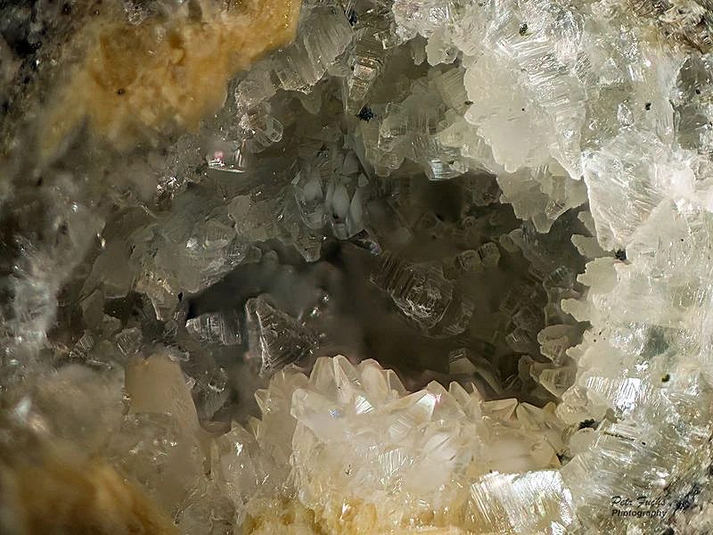 Fotografie minerálu Tschernichit z lokality Česká Kamenice, Czech Republic