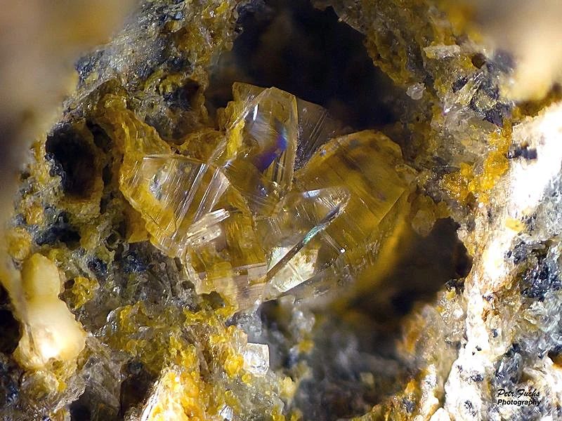 Fotografie minerálu Tschernichit z lokality Česká Kamenice, Czech Republic