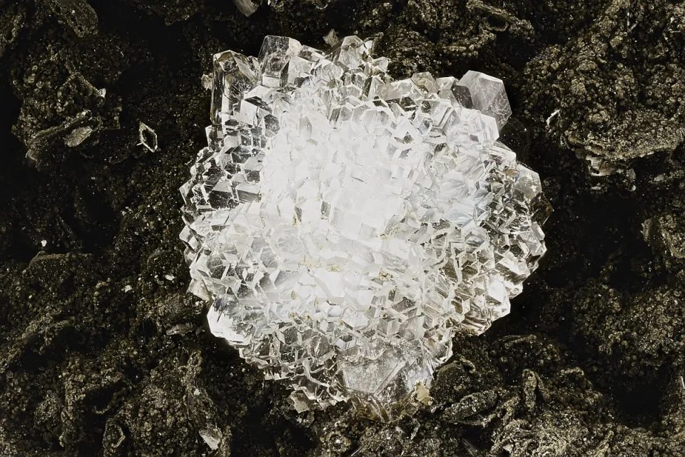Fotografie minerálu Phillipsit z lokality Vechec, Slovakia