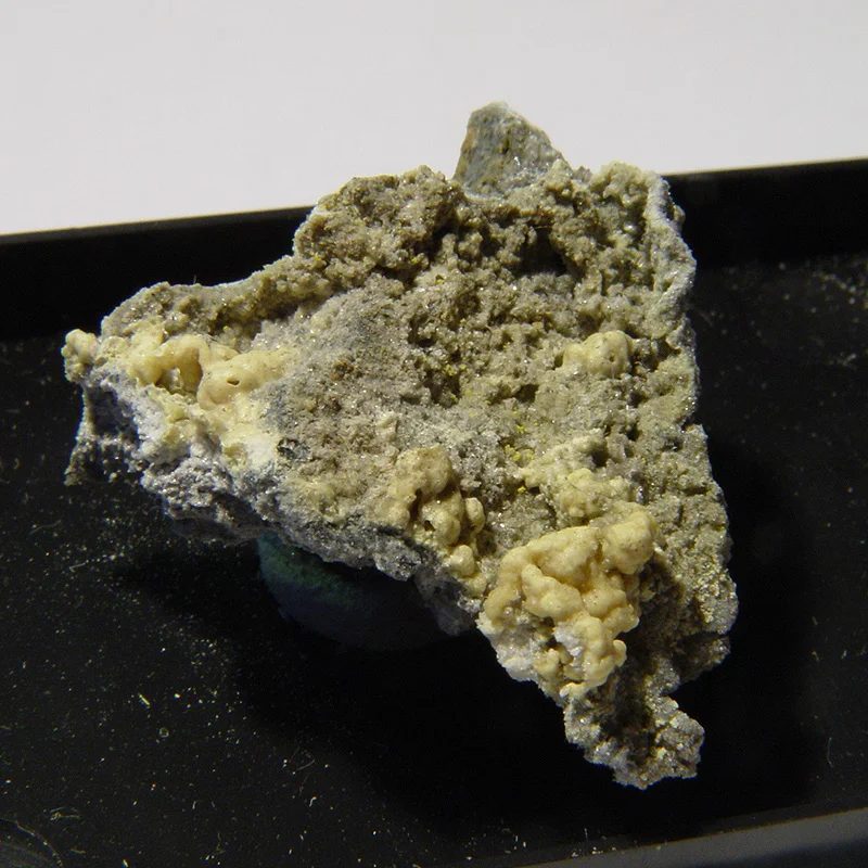 Fotografie minerálu Aluminocopiapit z lokality Valachov, Czech Republic