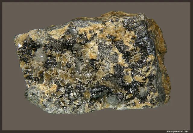 Fotografie minerálu Bournonit z lokality Příbram, Czech Republic
