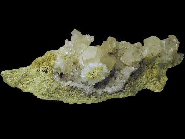 Fotografie minerálů Kalcit, Křemen (var. křišťál) z lokality Krty, Czech Republic