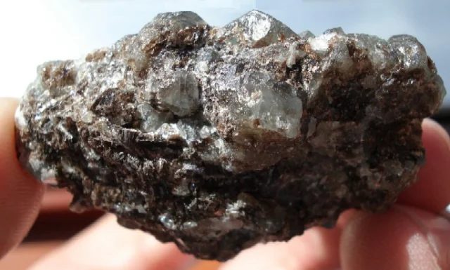 Fotografie minerálu Chryzoberyl (var. alexandrit) z lokality Malyshevo, Russia