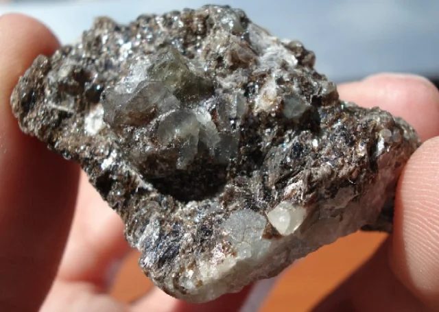 Fotografie minerálu Chryzoberyl (var. alexandrit) z lokality Malyshevo, Russia