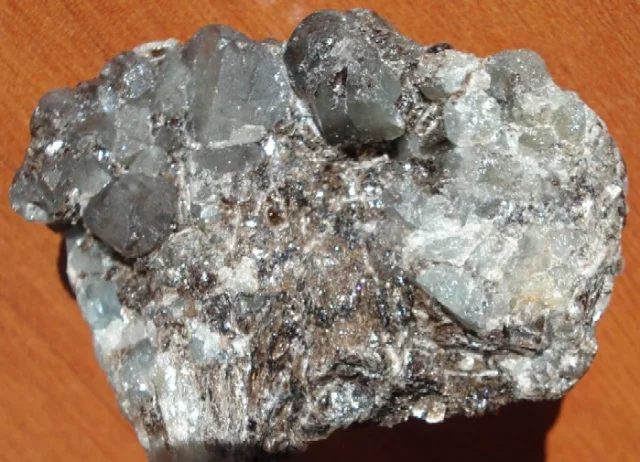 Fotografie minerálu Chryzoberyl (var. alexandrit) z lokality Malyshevo, Russia