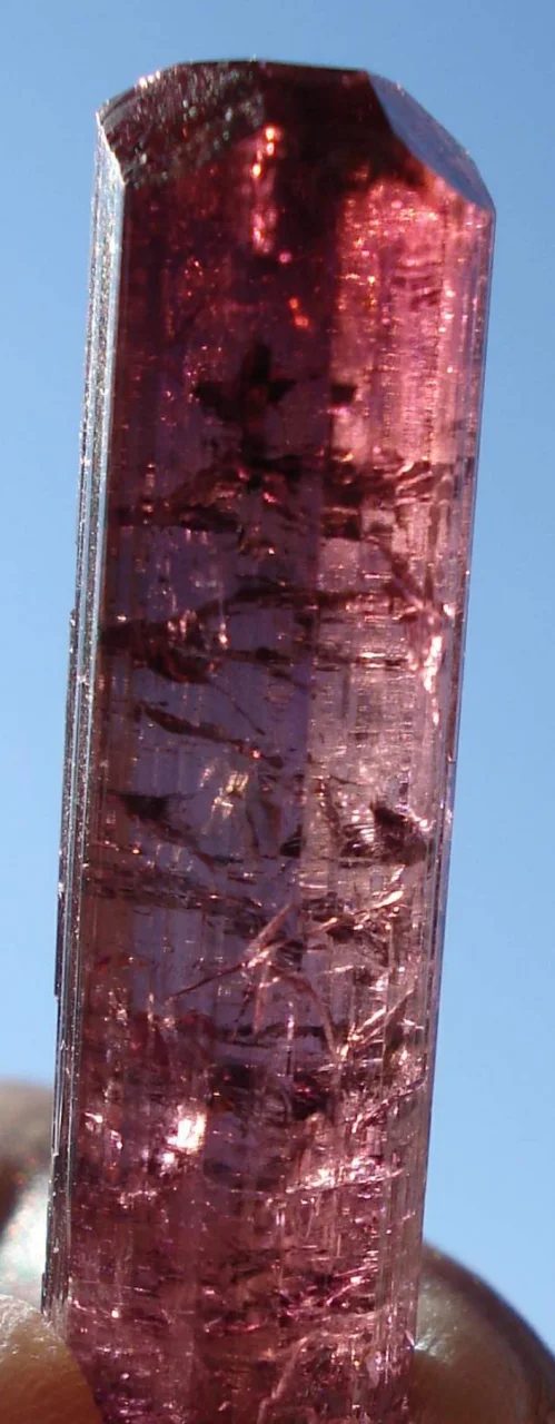 Fotografie minerálu Elbait (var. rubelit) z lokality Malkhan, Russia