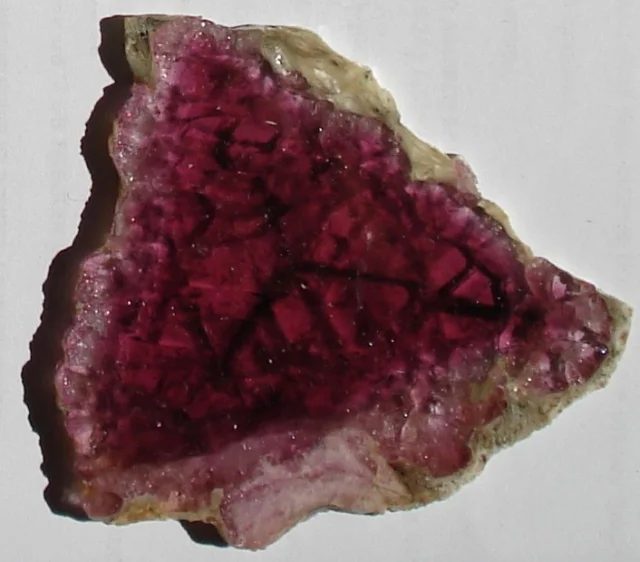 Fotografie minerálu Elbait (var. rubelit) z lokality Malkhan, Russia