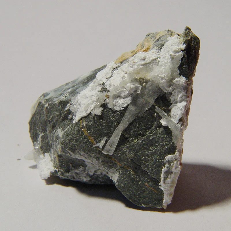 Fotografie minerálů Brassit, Rösslerit z lokality Jáchymov, Czech Republic