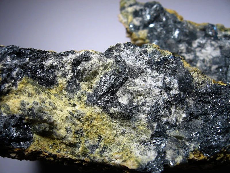 Fotografie minerálu Antimonit z lokality Zlatá Baňa, Slovakia