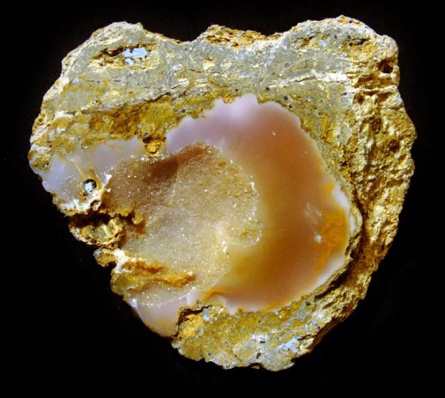 Fotografie minerálu Křemen (var. chalcedon) z lokality Ahníkov, Czech Republic