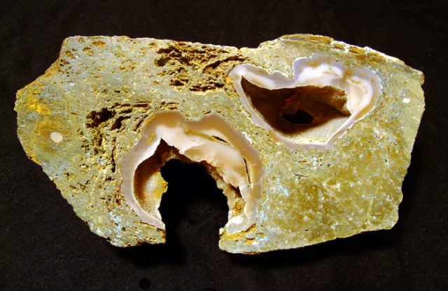 Fotografie minerálu Křemen (var. chalcedon) z lokality Ahníkov, Czech Republic