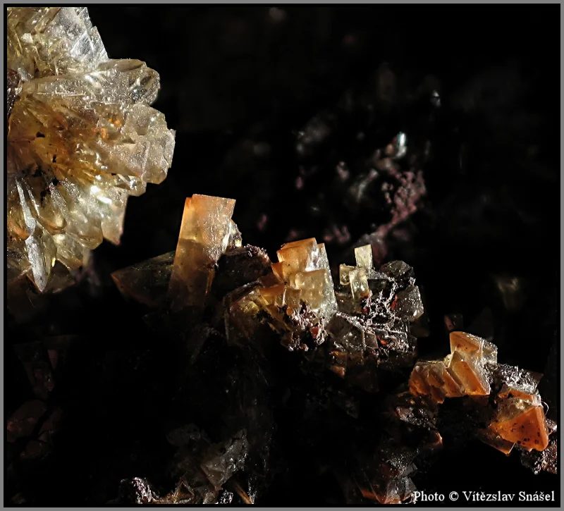 Fotografie minerálu Adamin z lokality Ojuela Mine, Mexico