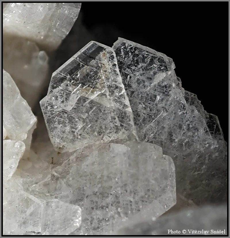 Fotografie minerálu Albit (var. cleavelandit) z lokality Shigar District, Gilgit-Baltistan, Pakistan
