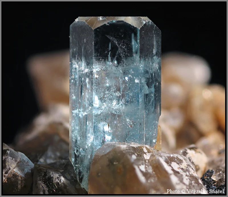 Fotografie minerálu Beryl (var. akvamarín) z lokality Erongo, Namibia