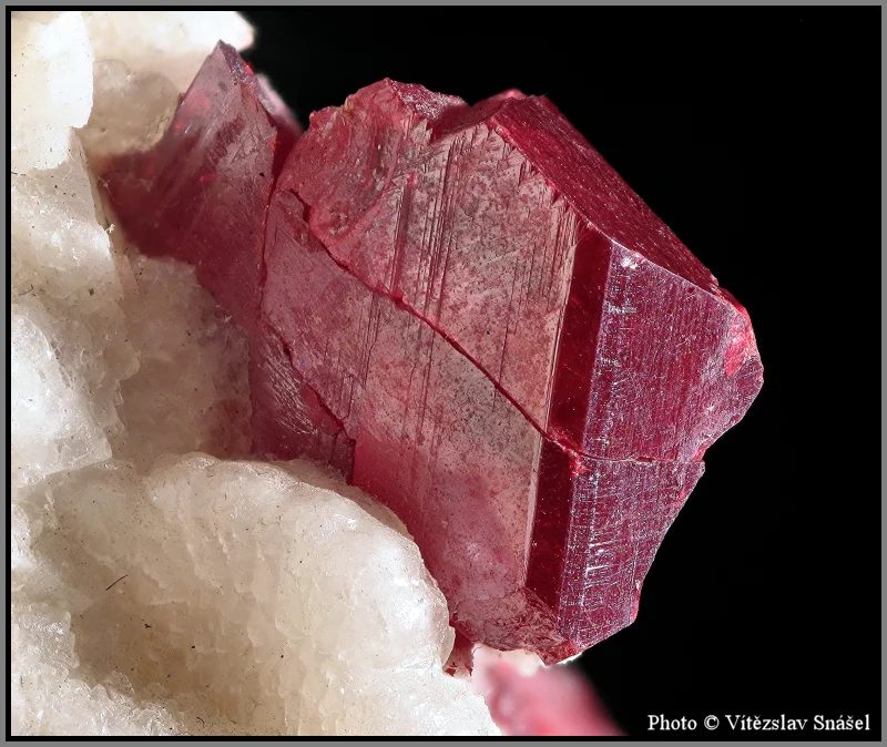 Fotografie minerálu Cinnabarit z lokality Tongren, China