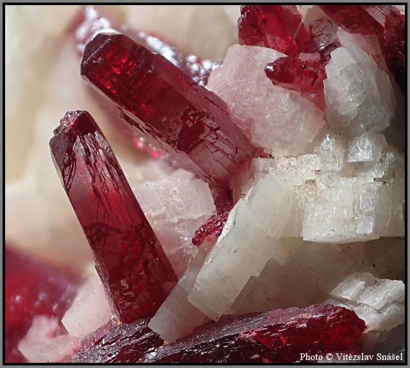 Fotografie minerálů Cinnabarit, Dolomit z lokality Tongren, China