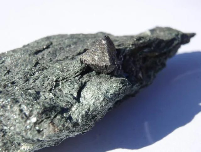 Fotografie minerálu Magnetit z lokality Sobotín, Czech Republic
