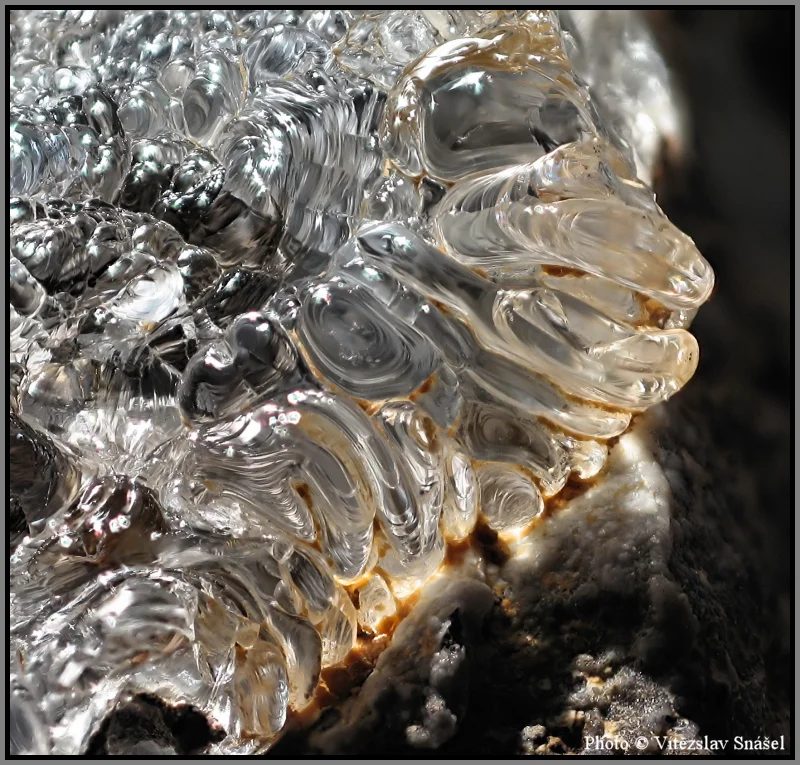 Fotografie minerálu Opál (var. hyalit) z lokality Valeč, Czech Republic
