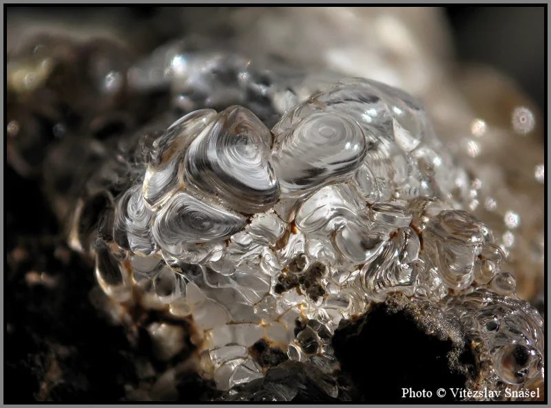 Fotografie minerálu Opál (var. hyalit) z lokality Valeč, Czech Republic