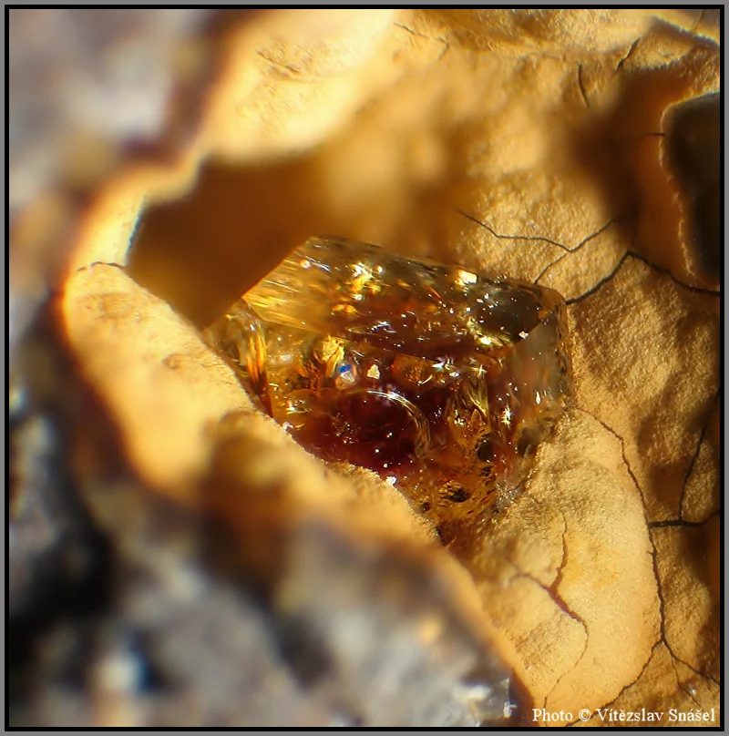 Fotografie minerálu Paulingit-(Ca) z lokality Vinařice, Czech Republic