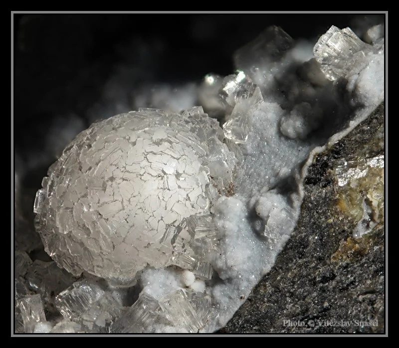 Fotografie minerálu Thomsonit-(Ca) z lokality Folknáře, Pustý vrch, Czech Republic