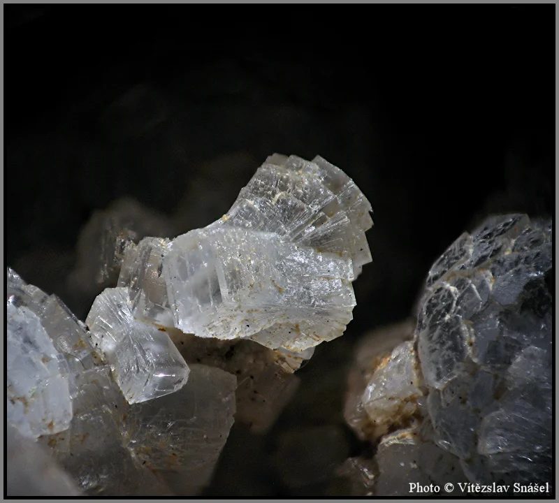 Fotografie minerálu Thomsonit-(Ca) z lokality Folknáře, Pustý vrch, Czech Republic