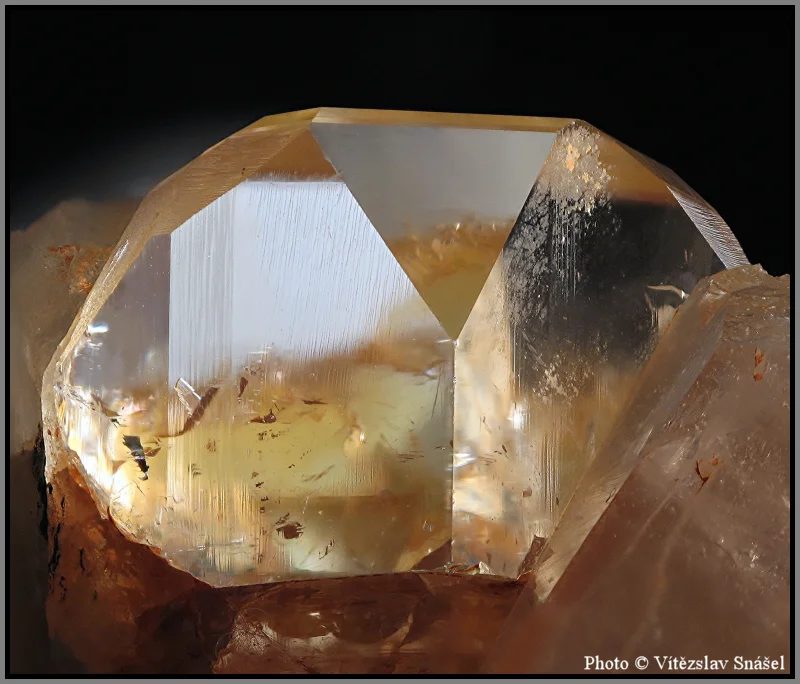 Fotografie minerálu Topaz z lokality Klein Spitzkopje, Namibia