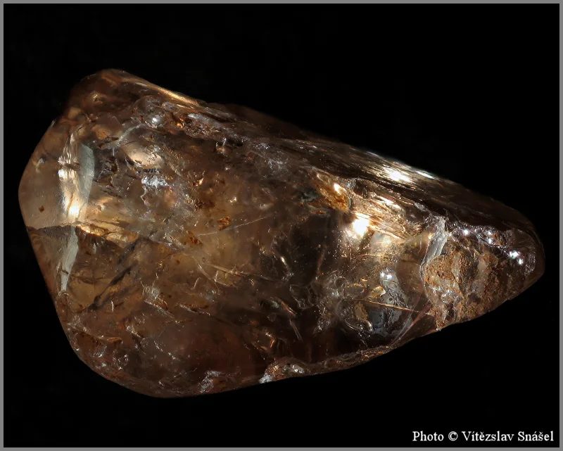 Fotografie minerálu Zirkon z lokality Shavaryn Tsaram, Mongolia
