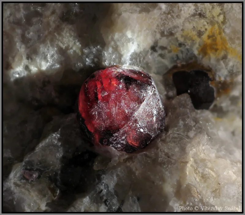 Fotografie minerálu Almandin z lokality Přibyslavice, Czech Republic