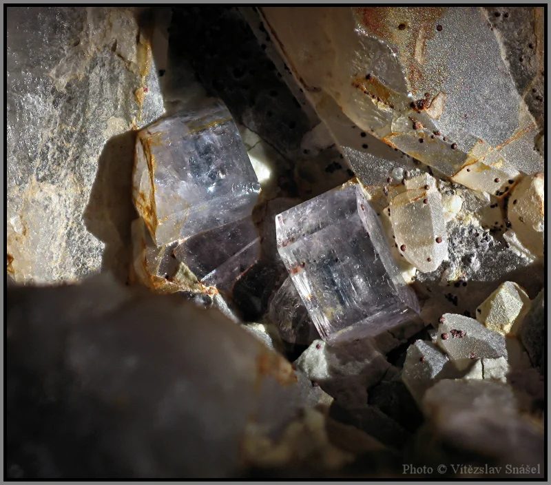 Fotografie minerálu Apatit z lokality Hubský peň, Horní Slavkov, Czech Republic