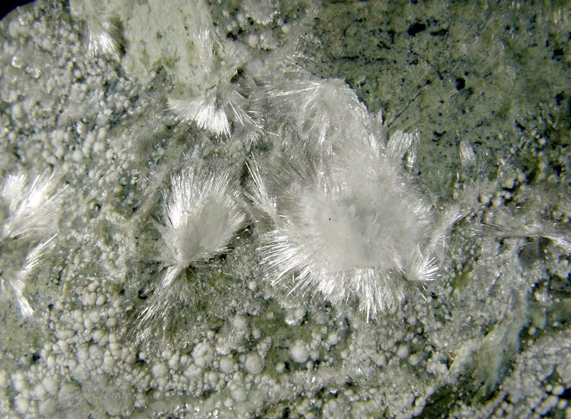 Fotografie minerálu Artinit z lokality Clear Creek area, Diablo Range, San Benito Co., California, United States of America