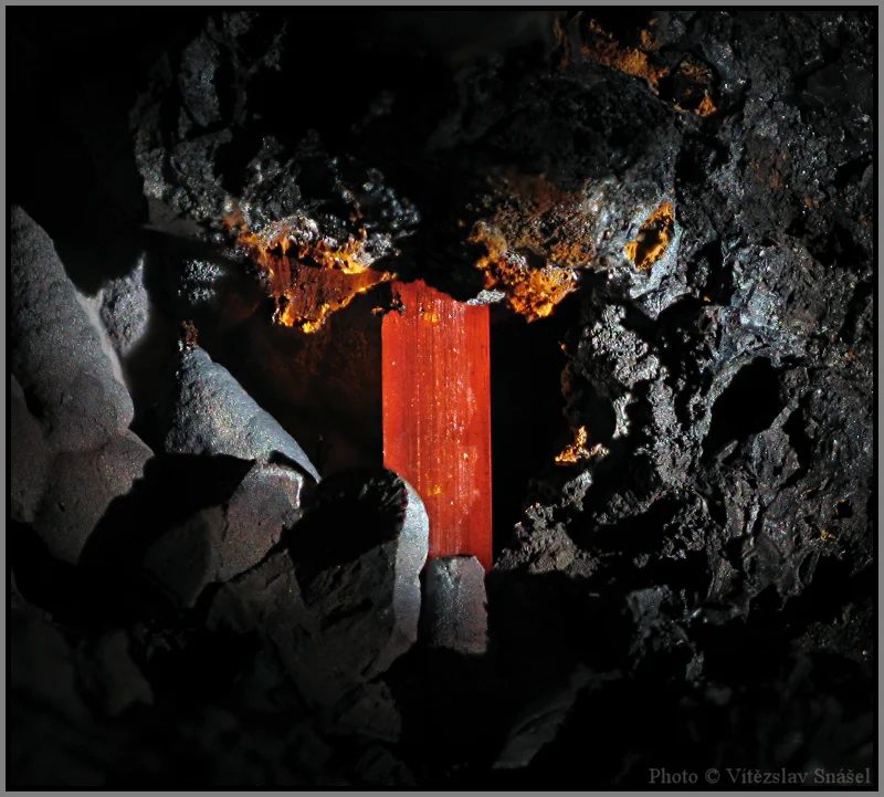 Fotografie minerálu Krokoit z lokality Dundas, Tasmánie, Australia