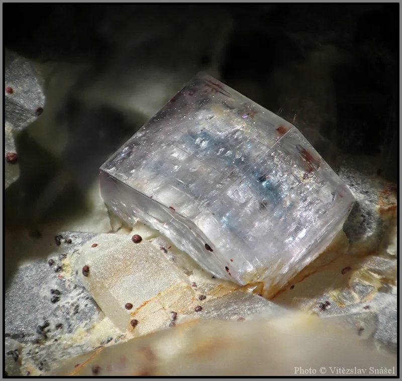 Fotografie minerálu Fluorapatit z lokality Hubský peň, Horní Slavkov, Czech Republic