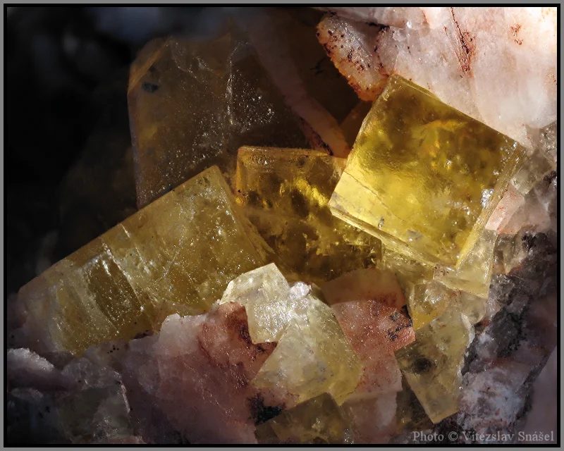 Fotografie minerálu Fluorit z lokality Předklášteří, Dřínová, Czech Republic