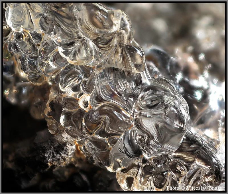 Fotografie minerálu Opál (var. hyalit) z lokality Valeč, Czech Republic