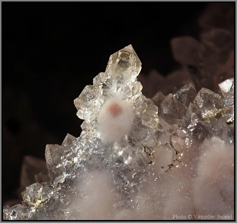 Fotografie minerálů Křemen, Křemen (var. chalcedon) z lokality Amerzgane, Morocco