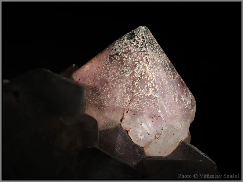 Fotografie minerálu Křemen (var. ametyst) z lokality Morcinov, Czech Republic