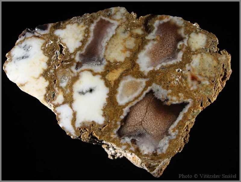 Fotografie minerálu Křemen (var. chalcedon) z lokality Ahníkov, Czech Republic