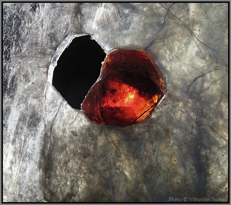 Fotografie minerálů Muskovit, Spessartin z lokality Villeneuve mine, Québec, Canada