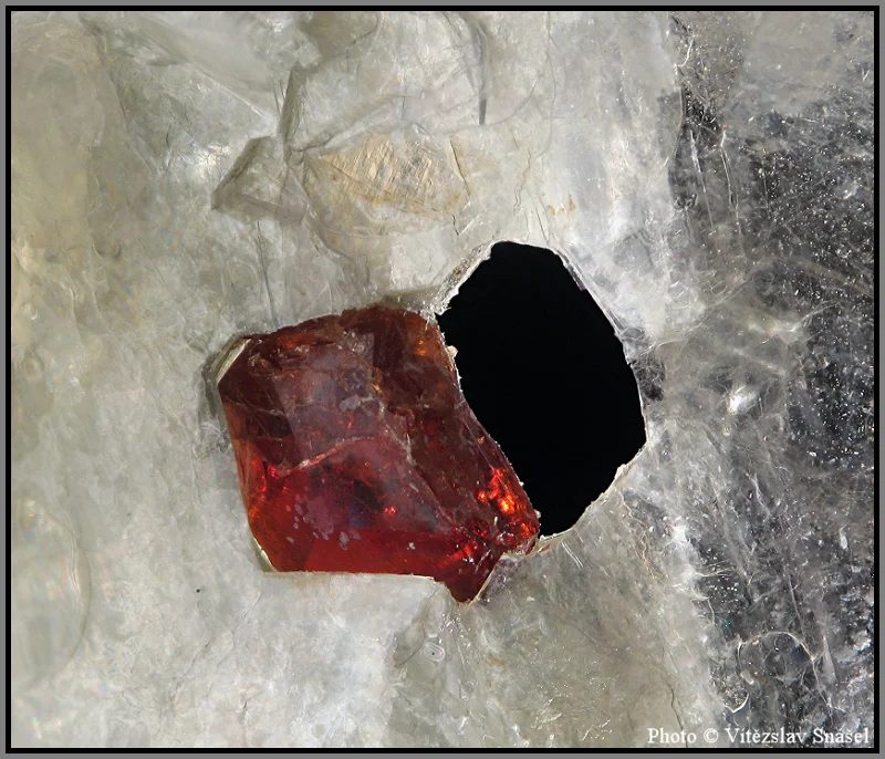 Fotografie minerálů Muskovit, Spessartin z lokality Villeneuve mine, Québec, Canada