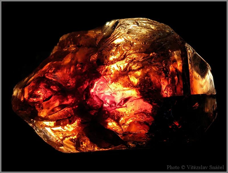 Fotografie minerálu Zirkon z lokality Shavaryn Tsaram, Mongolia