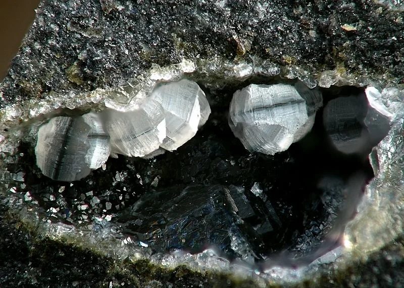 Fotografie minerálů Lévyn, Offrétit z lokality Kunratice, Czech Republic