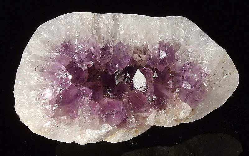 Fotografie minerálu Křemen (var. ametyst) z lokality Rváčov, Czech Republic