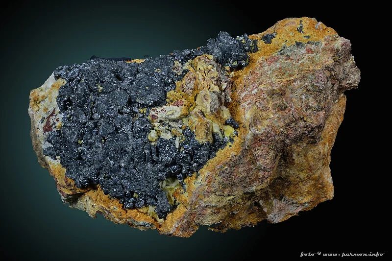 Fotografie minerálů Safflorit, Skutterudit z lokality Měděnec, 3 patro, Czech Republic